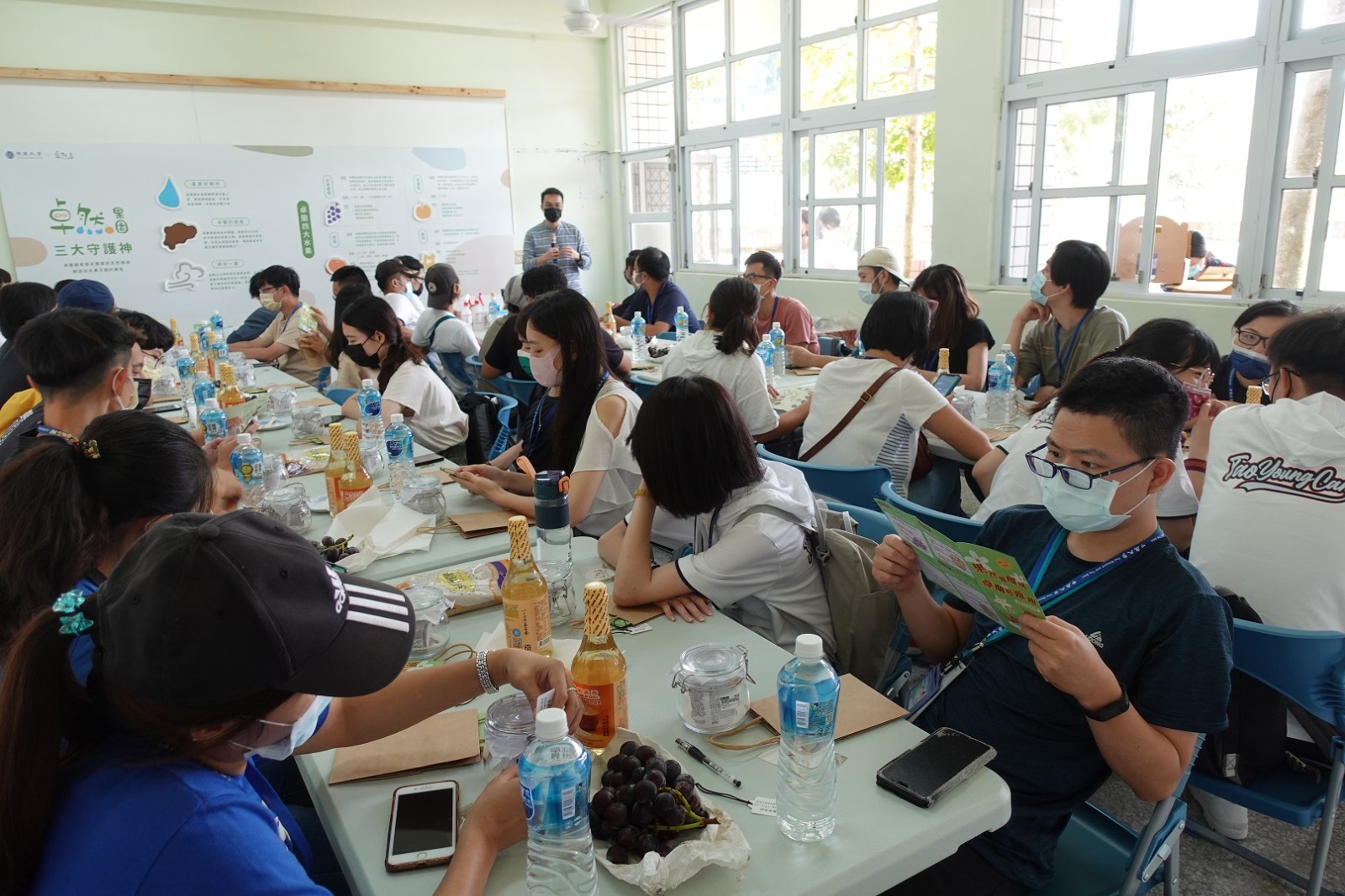 中原團隊以企業名義種下小樹，並將企業捐款回饋到卓蘭當地圖書館，幫助卓蘭偏鄉永續發展。