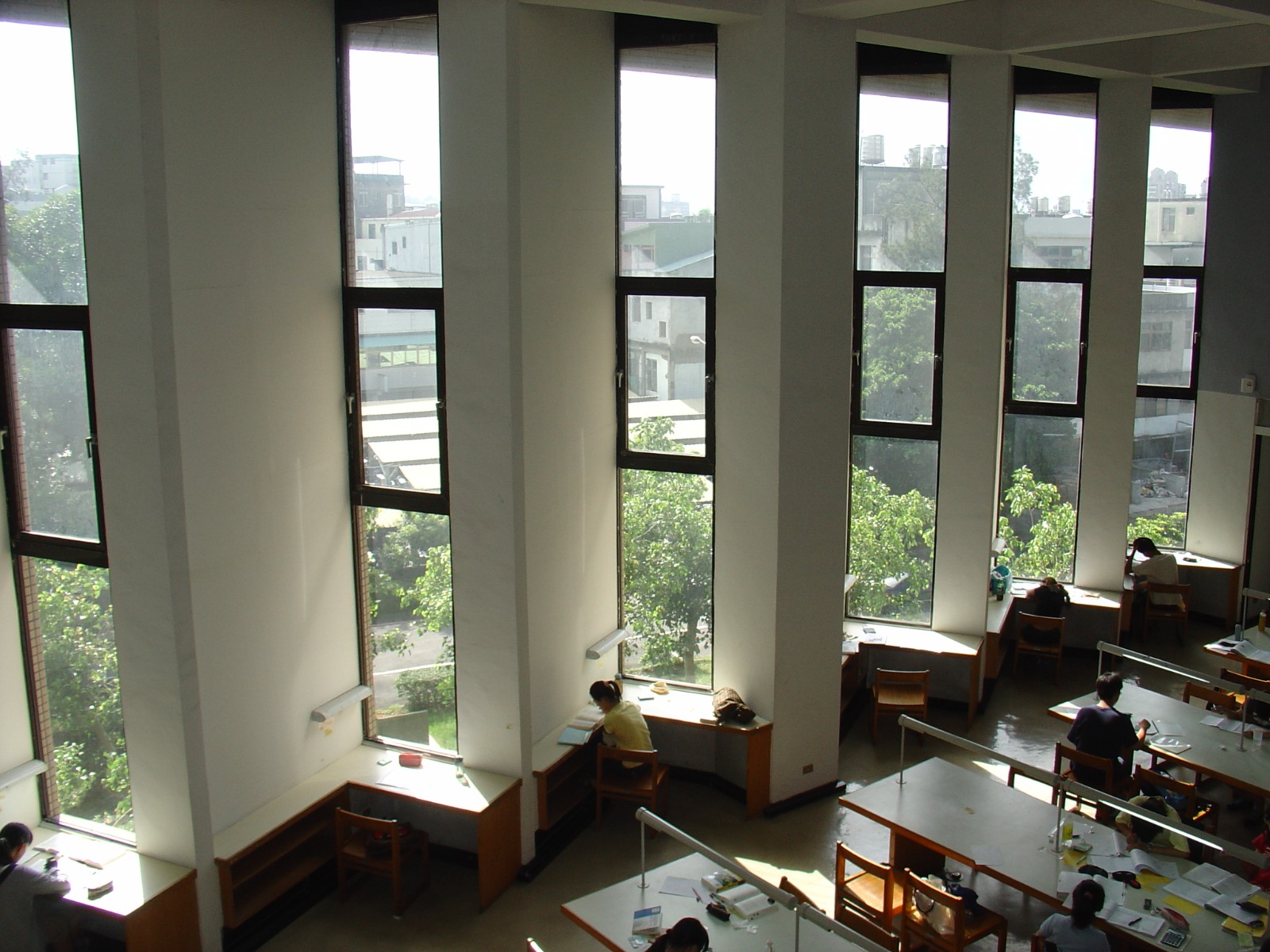 張靜愚紀念圖書館外設有下沈的花園及多個出入口的廣場