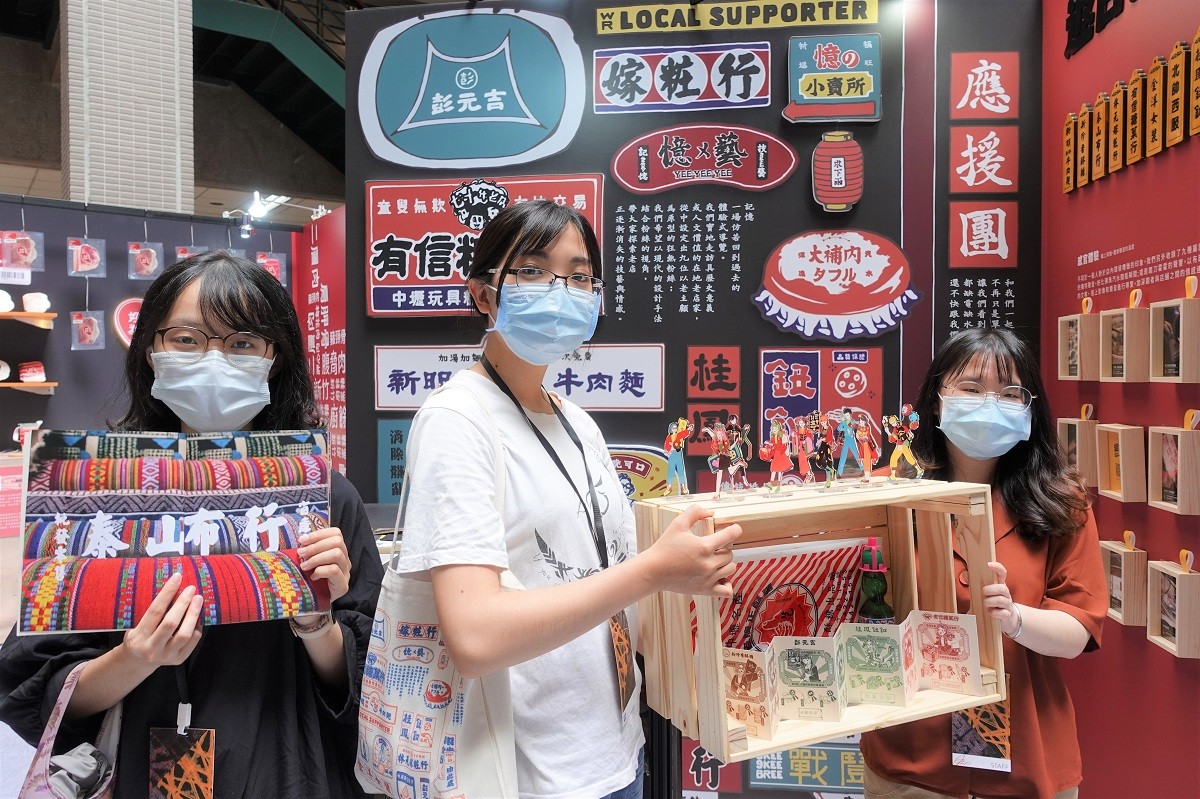 「返古」實地走訪中壢在地店家，從觸摸西裝布料、聆聽彈珠汽水聲音、磨菜刀聲音等體驗式導覽