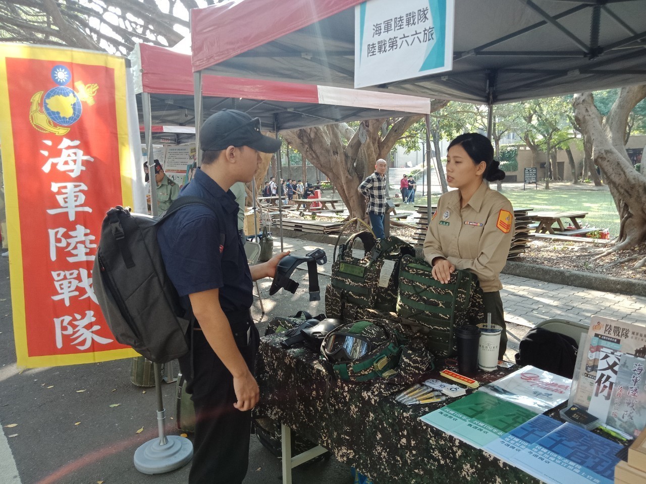 結合國軍單位及軍訓團隊設攤展示輕兵器，吸引許多教職員與學生親臨現場把玩各式槍枝