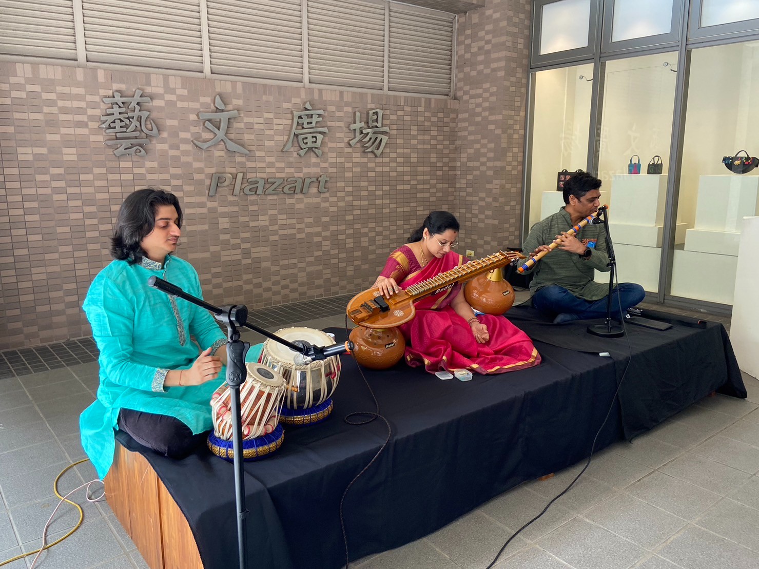 以Indian flute 印度笛、Tabala 塔布拉鼓及Veena 維納琴，為觀眾帶來充滿印度風情的演出。
