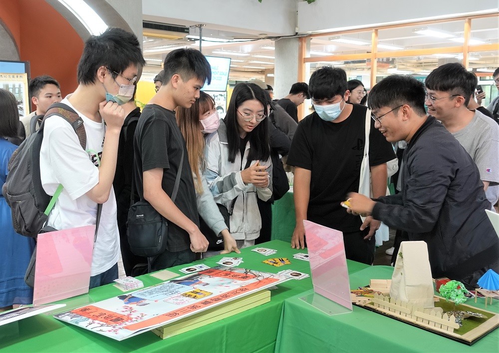 中原大學通識教育中心開設的桃園學系列課程，結合社會學、藝術教育及文資保存等跨領域專業師資，以深碗課程引導學生發掘桃園議題。