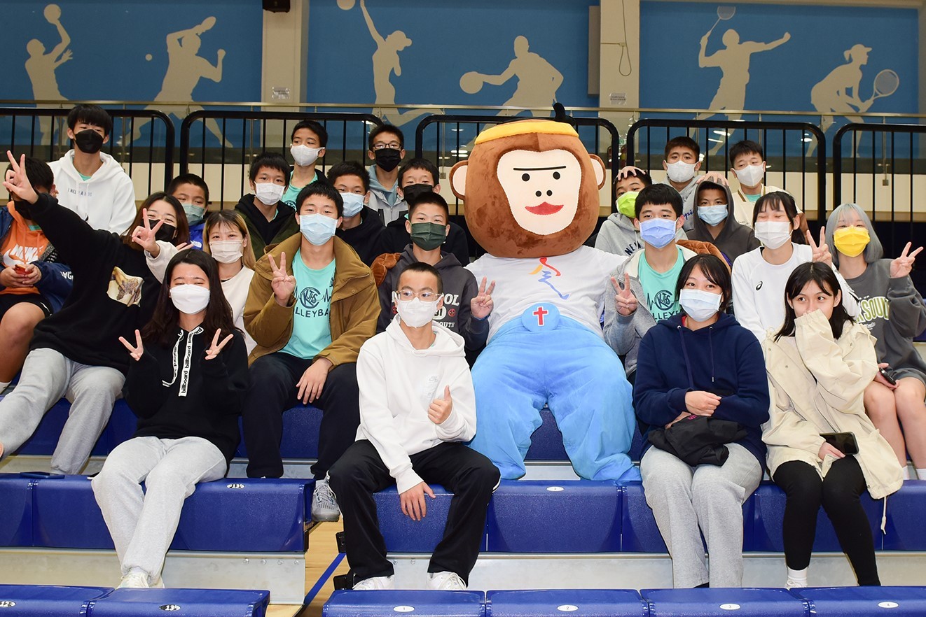 中原大學獲教育部遴選為「112年全國大專校院運動會」承辦學校，精彩賽事即將於4月28日起展開，大會吉祥物「樂學猿」也出現在此次排球賽會場