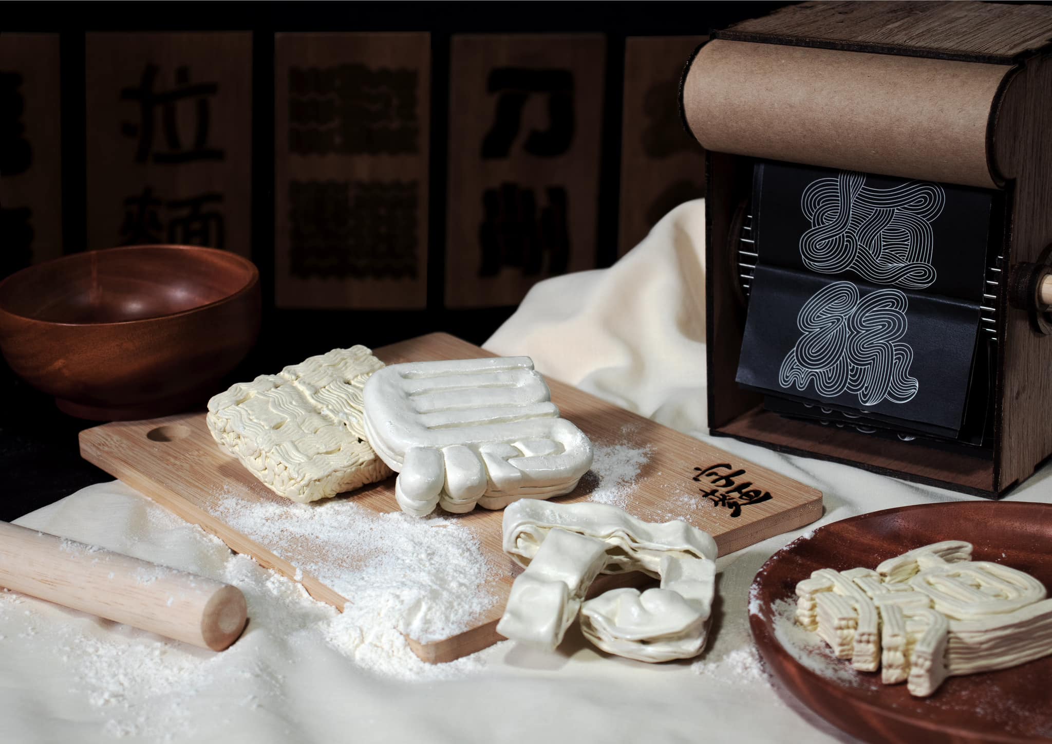 入圍傳達設計的有趣作品「字麵」則是將字與麵條結合，用字呈現拉麵、泡麵、烏龍麵等不同麵體與筆畫的型態。
