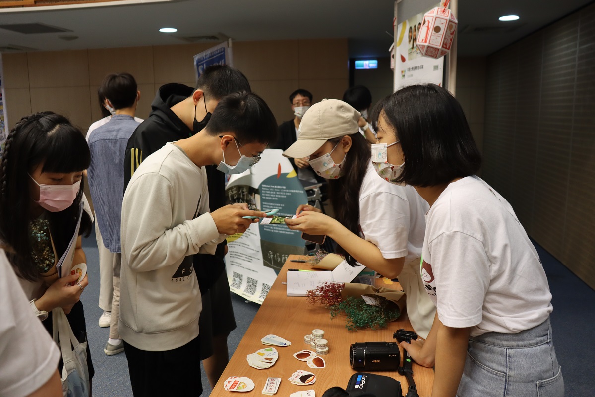 年度成果發表盛會上，這群大學生賣力展現服務歷程碰撞出的感動與體悟。
