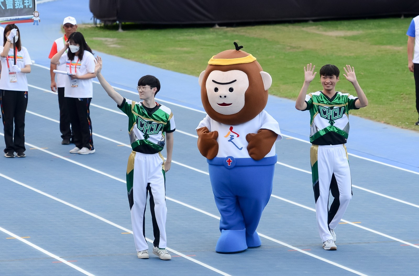 在吉祥物「樂學猿」前導下，今日全大運開幕典禮上，志工、大會裁判與選手依序進場。