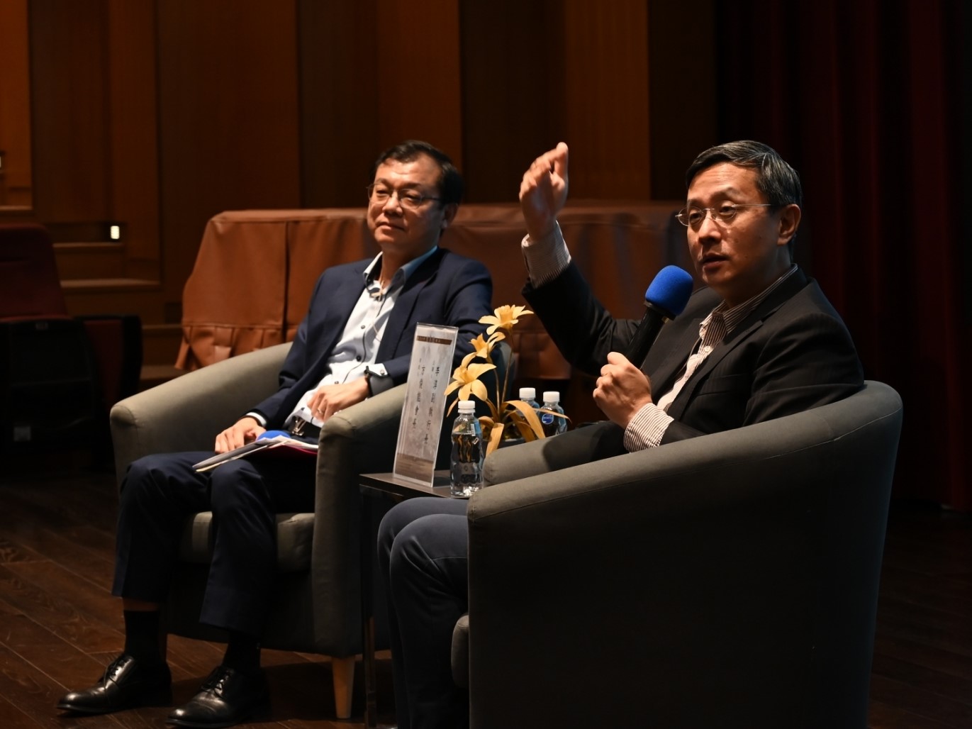 李淳分析指出，所謂「半球化」的背景，大國從戰略合作走向競爭、從比較優勢走向經貿互補，美中經貿關係「脫而不斷」，「世界不再是平的」。