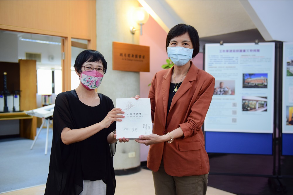 王秋華建築師與中原大學情誼深厚，2016年捐贈500萬元實物設計並親自率領設計團隊整建張靜愚紀念圖書館