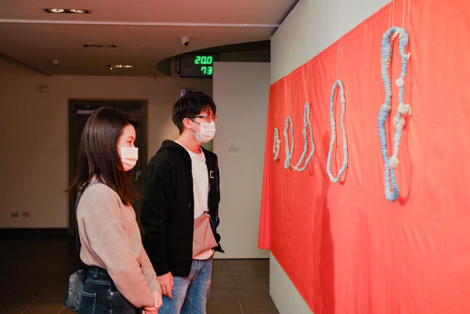 作品「漣漪」以不同的衣服包裹形成獨特的圓圈