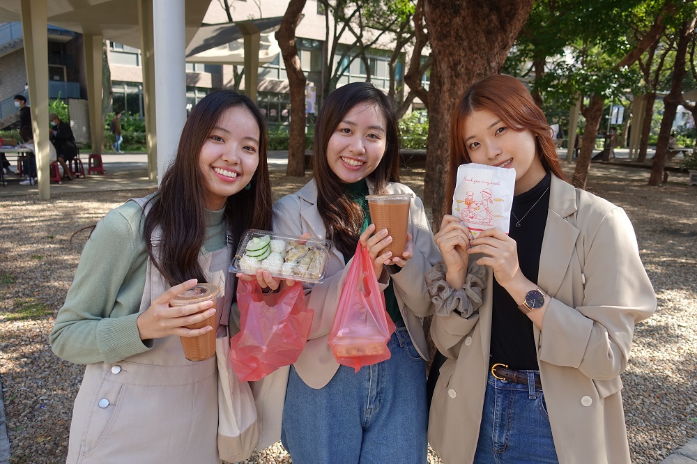 香氣四溢的原住民傳統美食「Cinavu」吉拿夫廣受師生好評。