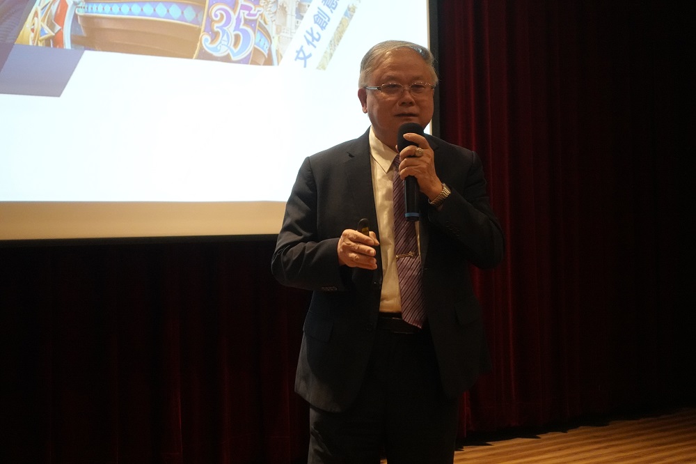 豪門國際開發董事長簡廷在從過去30年製作實體雕塑的傳統工廠，到現在轉型為文化科技創意公司