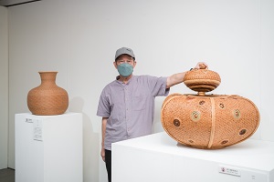 竹編工藝具有五千年的悠久歷史，除了實用的生活器具，更發展出具生活美學及裝飾性的花器、果盤等物品。