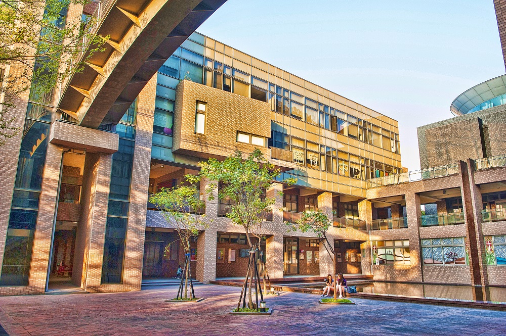基於兩校均為通過國際認證IEET及ABET之學校，家長可以放心讓孩子在中原與友校美國威大中自由探索