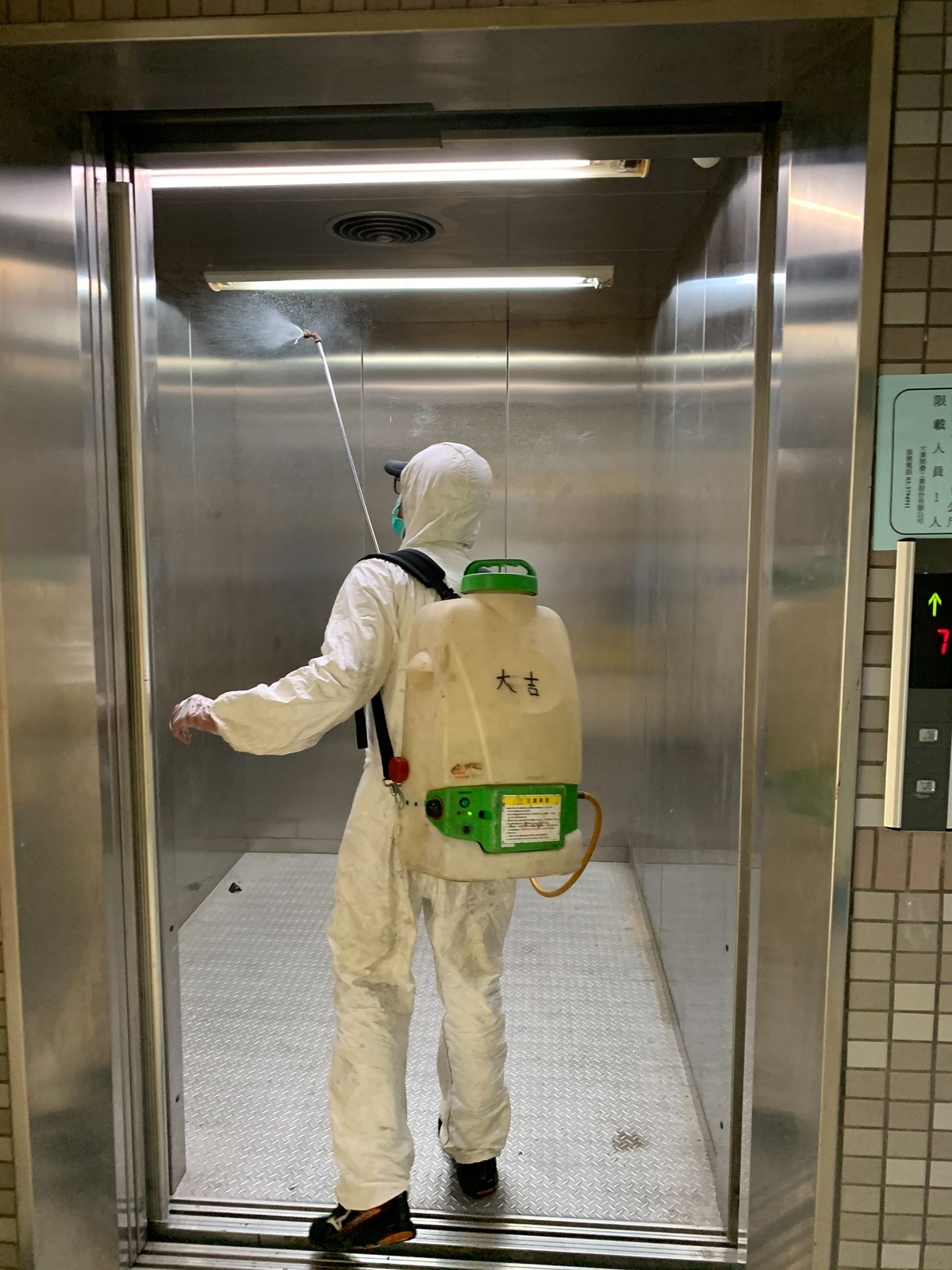 總務處每週皆會定期進行全校大消毒，以維護校園環境衛生與師生之健康。