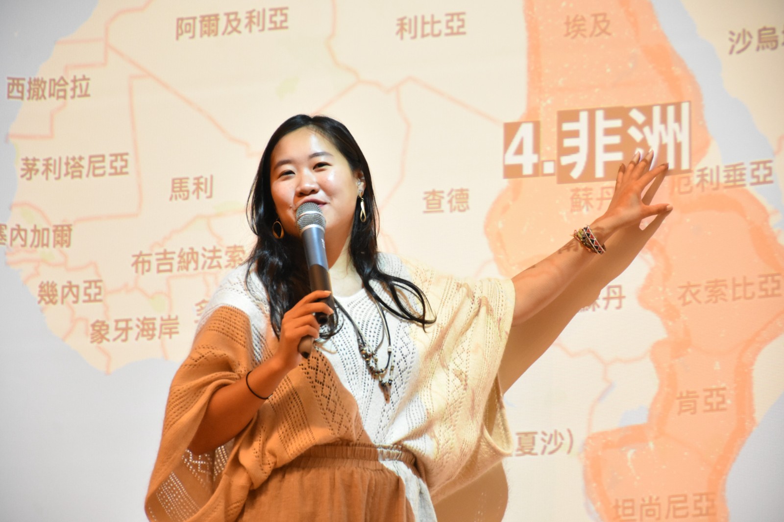 中原商設系校友陳柔安憑著繪畫專長與好奇心探索世界