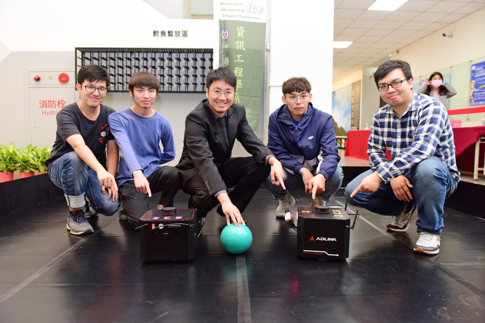 產學合作成立全台第一個AI機器人5G專網實驗室意義非凡，讓中原大學利用高度整合Intel OpenVINO™ 框架的凌華科技設備