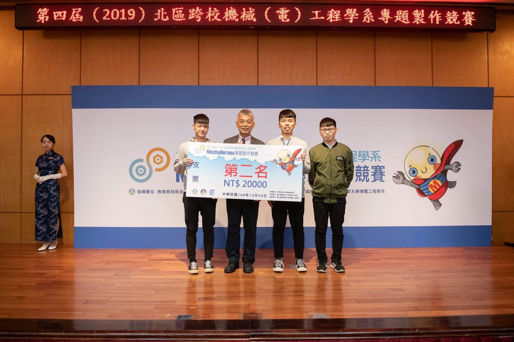 陳冠名同學曾帶領團隊參加北區跨校機電系專題製作競賽勇奪第二名