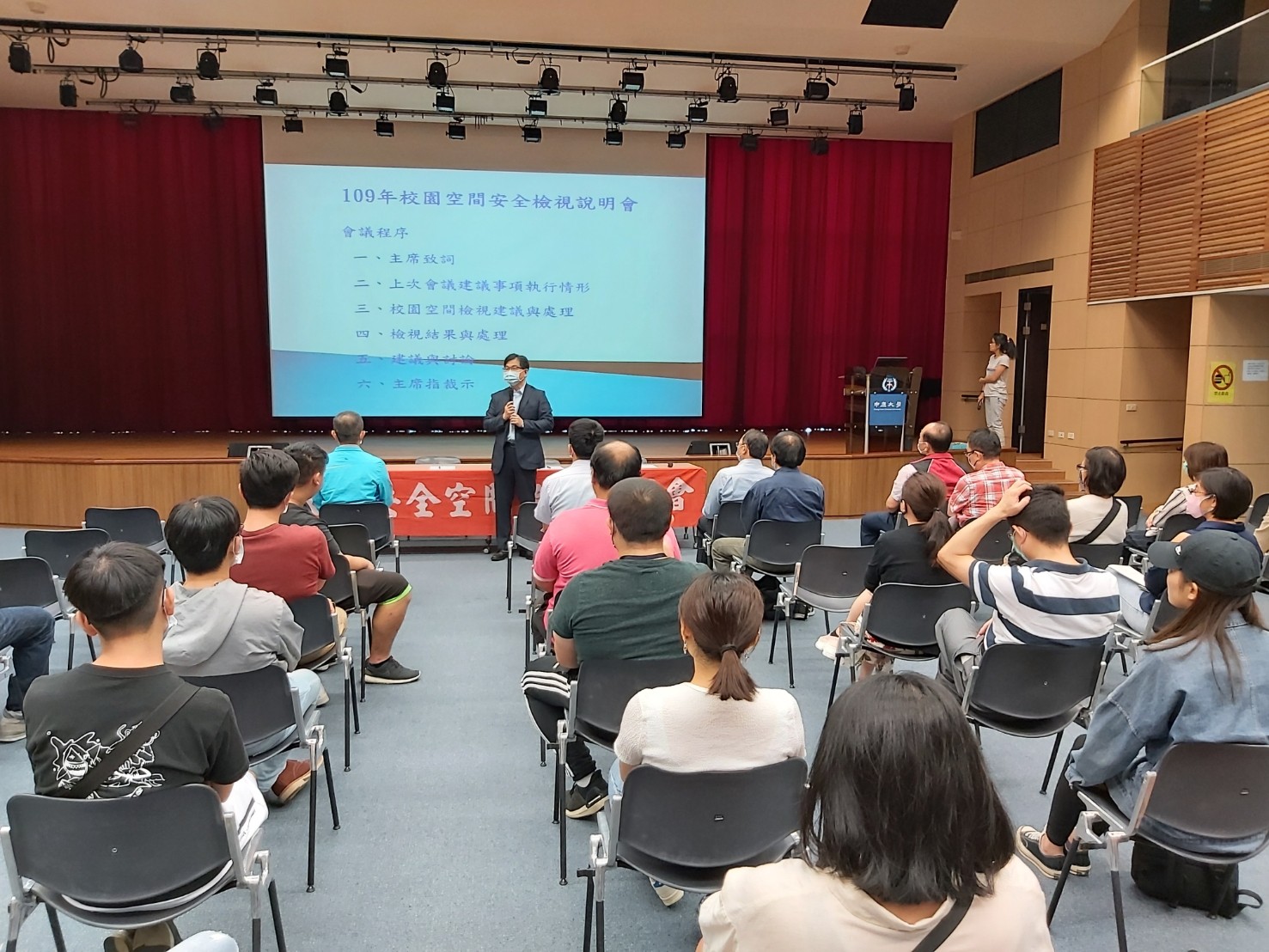說明會特別邀請桃園市政府警察局外事科員警到校宣導，除了說明警方現行及強化校園安全之作為外，並分享自我防衛宣導及降低被害風險的注意事項