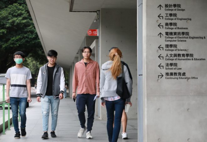學校對通識老師要求嚴格，教師須強制參加通識中心舉辦的教學研討會，課程得年年翻新。