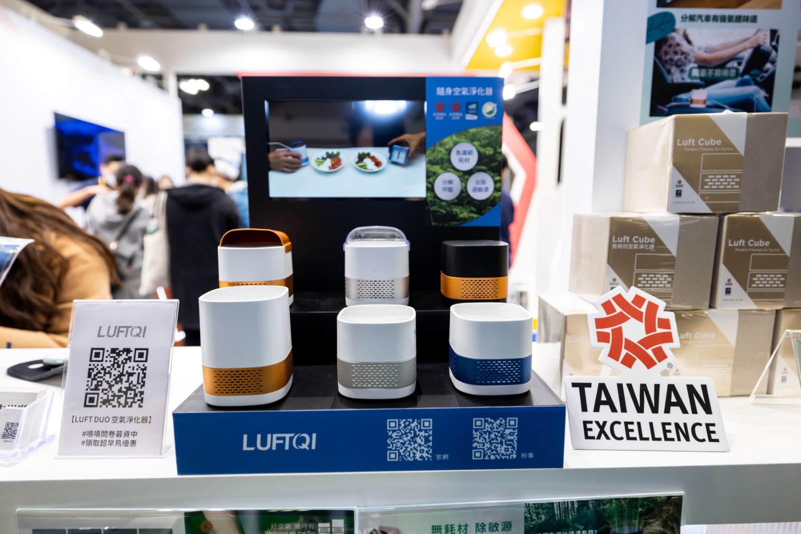 重量僅250g的個人空氣淨化器使用MIT光電半導體光源及奈米光觸媒，強調能淨化人體周邊的氣體