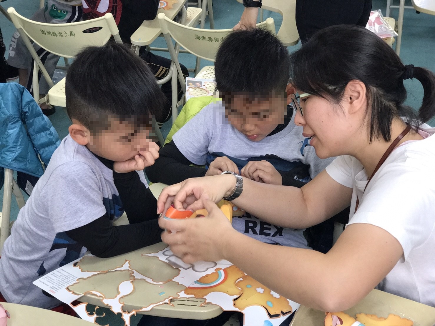 初到澎湖縣兒童少年發展中心的黃佩櫻是擔任心理輔導員，同年也取得臨床心理師證照