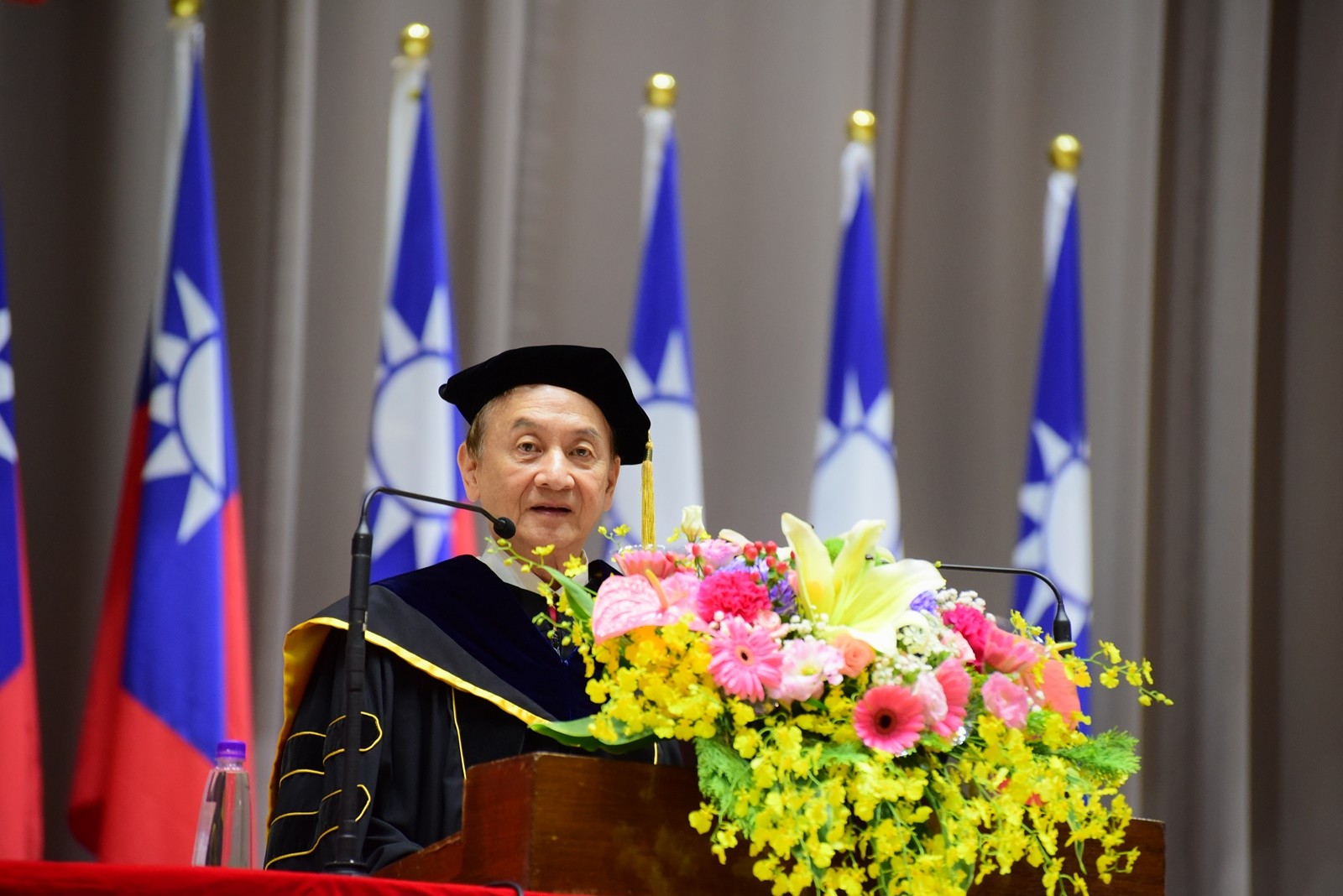 中原大學董事長張光正向在場畢業生與家長分享中原大學近期榮譽事蹟