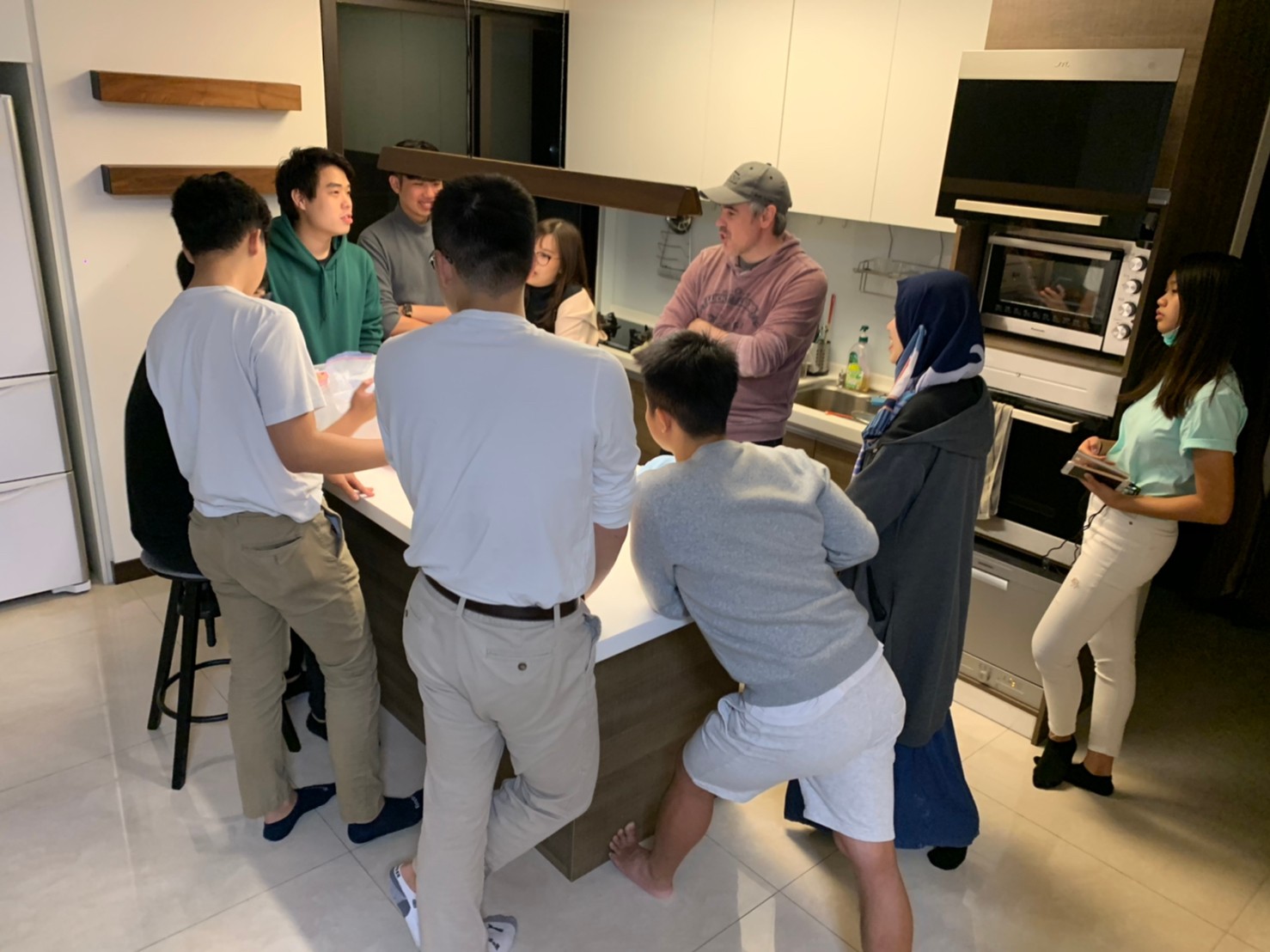 在聚會中營造家庭氛圍，而與家人一起吃飯是家庭最重要的一件事！