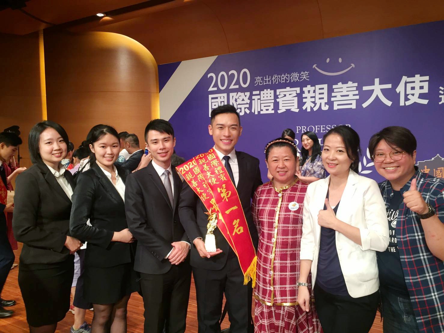 彭邦典展現個人專業與親和力，為中原大學爭光，拿下「男禮賓親善大使」第一名及最佳人氣獎。