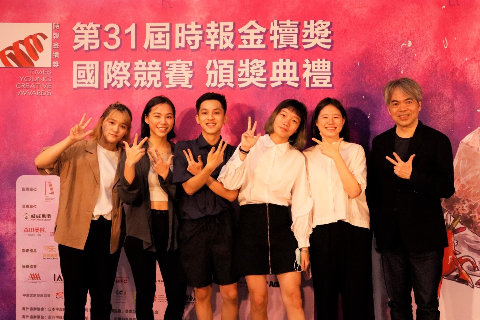 中原商設蔡尚倫同學等人以「八月心禮節，好個星期8!」作品榮獲「國際區金犢獎」及台灣區第一名