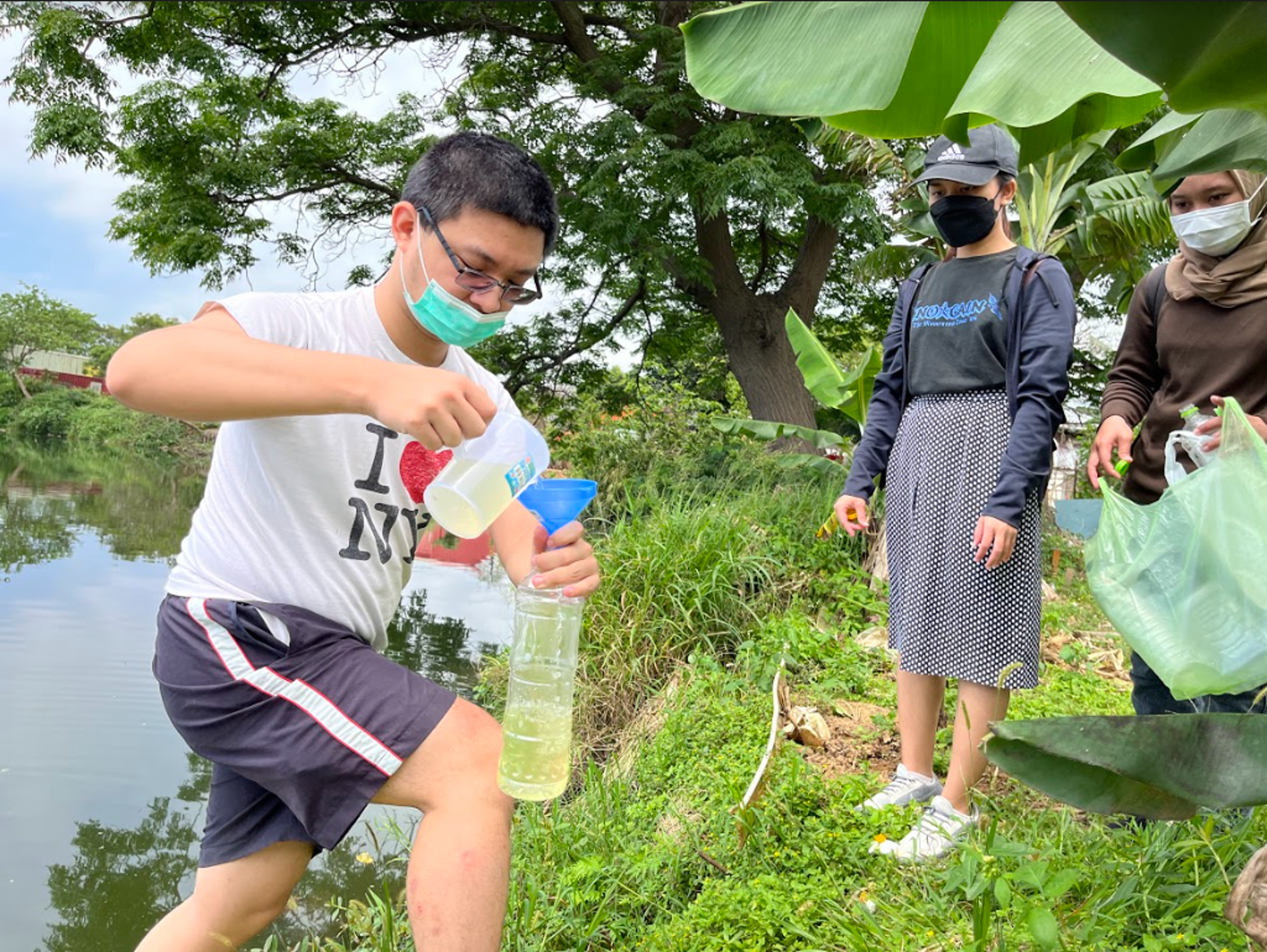 為了建立埤塘物聯網的等比例模型，學生團隊多次至龍潭進行踏查、生態參訪及水質檢測