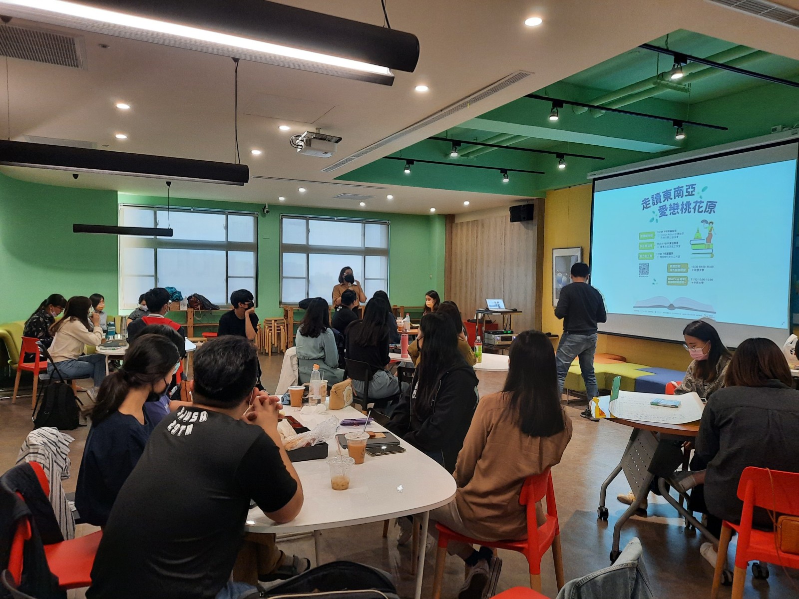 在「全人職場及經濟成長」方面，中原大學給予教職員工之薪資、權益及申訴管道
