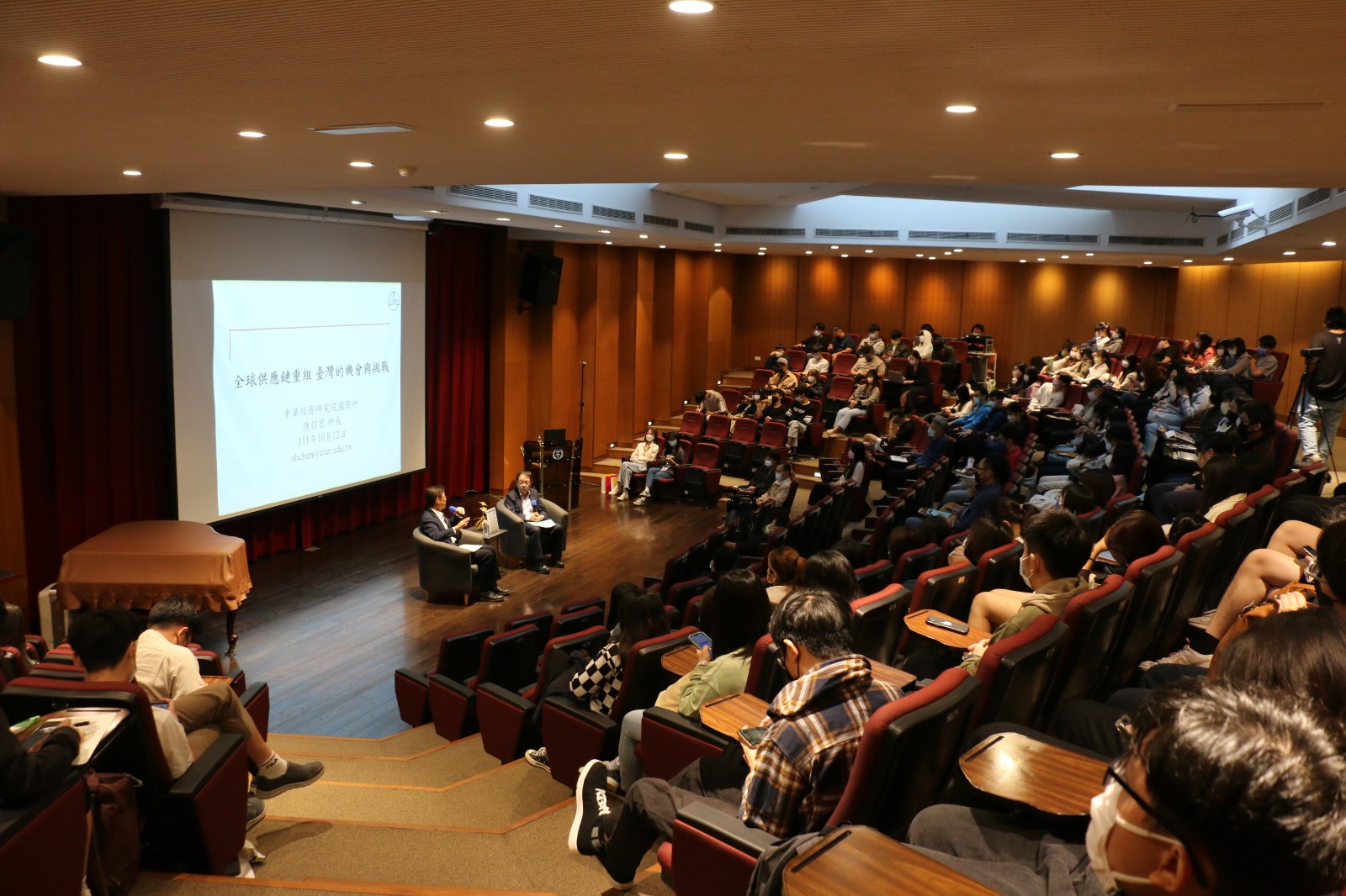 中原大學「智庫週」講座活動，13日下午邀請資策會MIC資深產業顧問兼資深總監陳子昂主講「IPEF下印太區域經濟的整合與重組」