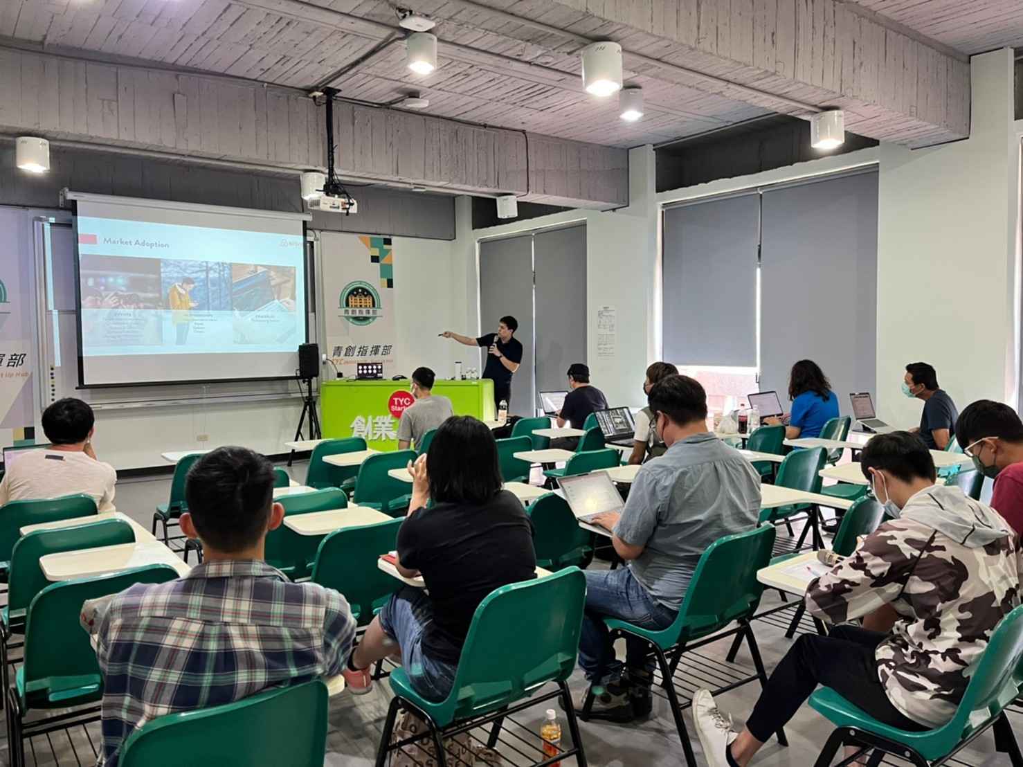 為了提升團隊成長動能，中原大學在八月份為決賽入圍者辦理加速培訓課程