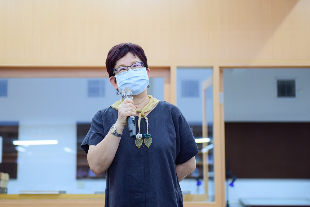 張靜愚紀念圖書館前館長李宜涯博士回憶並感念王建築師慷慨解囊，對當時的張靜愚紀念圖書館如天賜甘霖、讓圖書館有了華麗的轉身！
