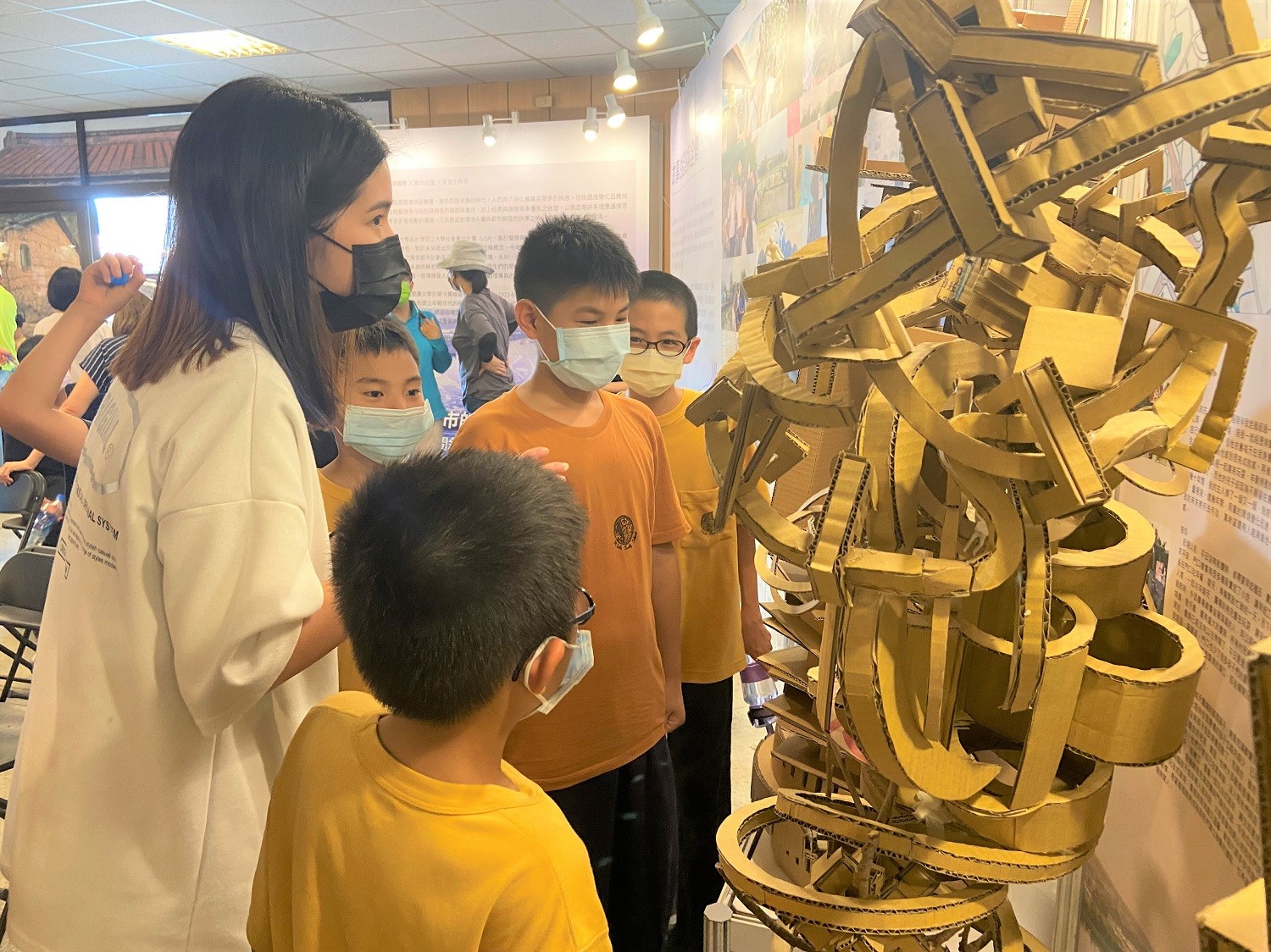 為了讓展覽更貼近當地，中原師生向居民借用閒置的前熱炒鐵皮屋