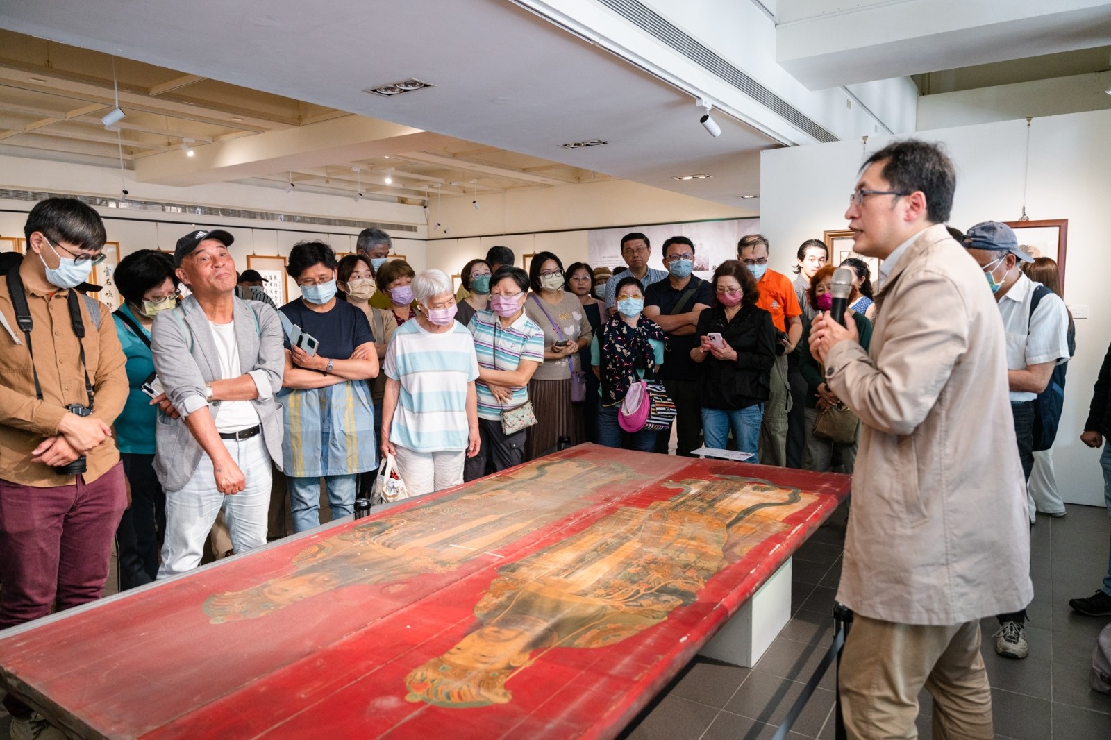 在建築彩繪部分，本次特別展出兩對由高雄右昌三山國王府收藏的門板彩繪《秦叔寶與尉遲恭》、《簪花與晉爵》