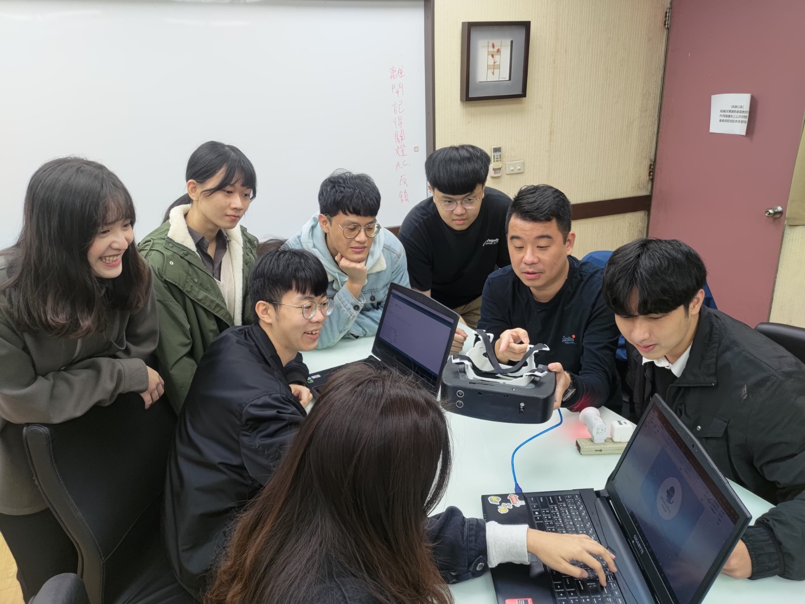 中原大學「資訊學群」畢業生獲得高薪，與在學期間「學用合一」之紮實訓練有關。