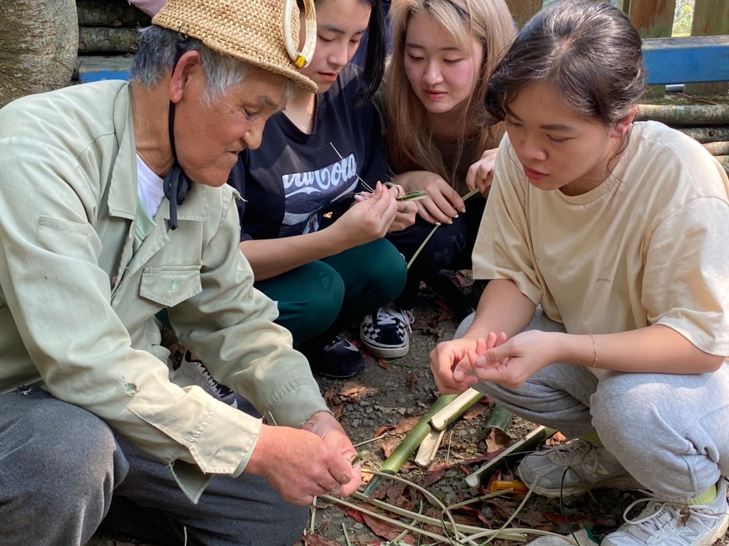 地景建築系彭文惠老師進入社區及復興部落，瞭解居民觀點做出為人而做的空間設計。