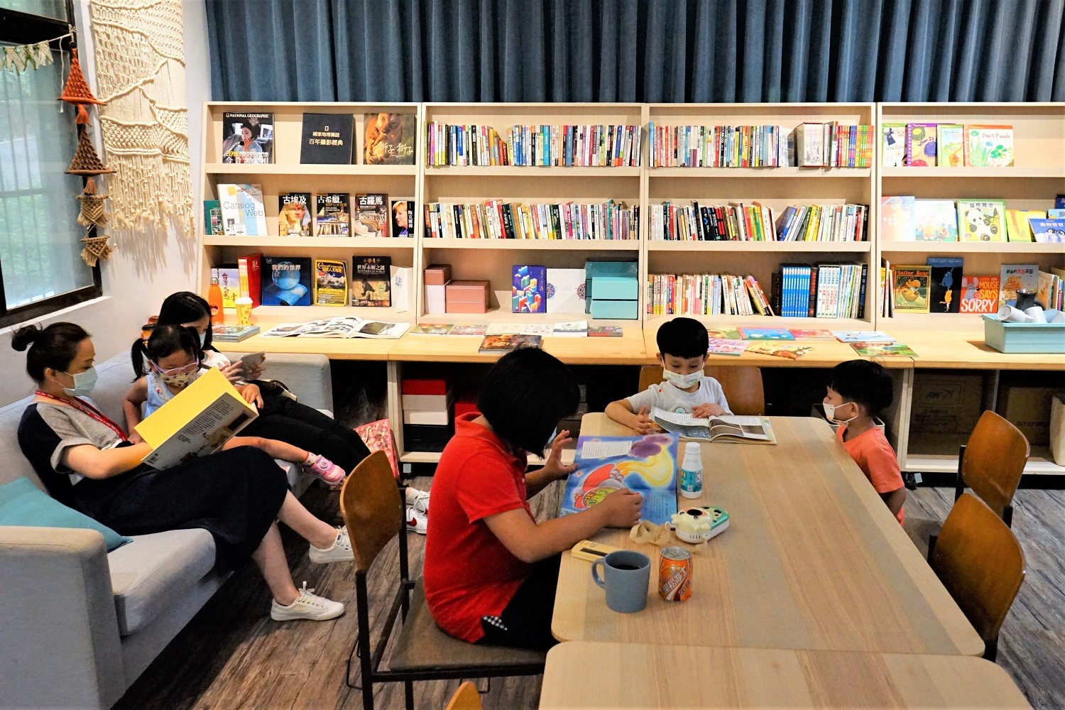 閱過山丘」有機書店共享空間，除了提供書籍與兒童讀物，更不定期舉辦親子課程、青年共學、手作DIY等。