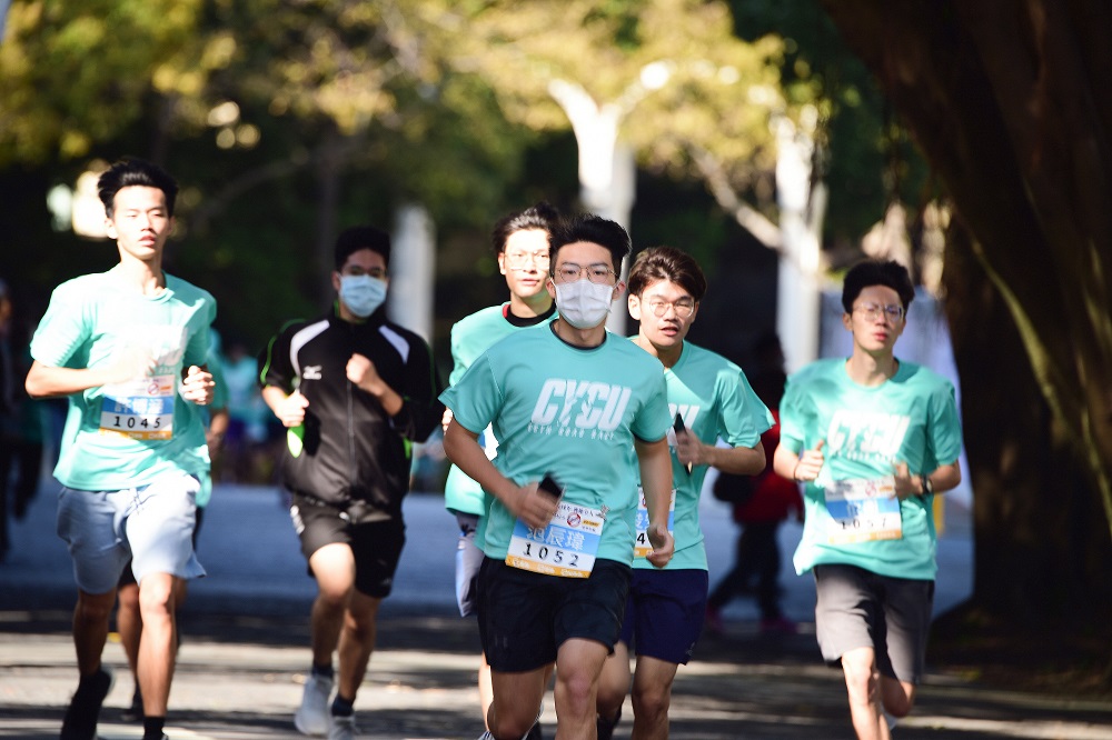 參加人員統一穿著中原66週年紀念T-shirt，路線由全人大道旁泉源之谷起跑