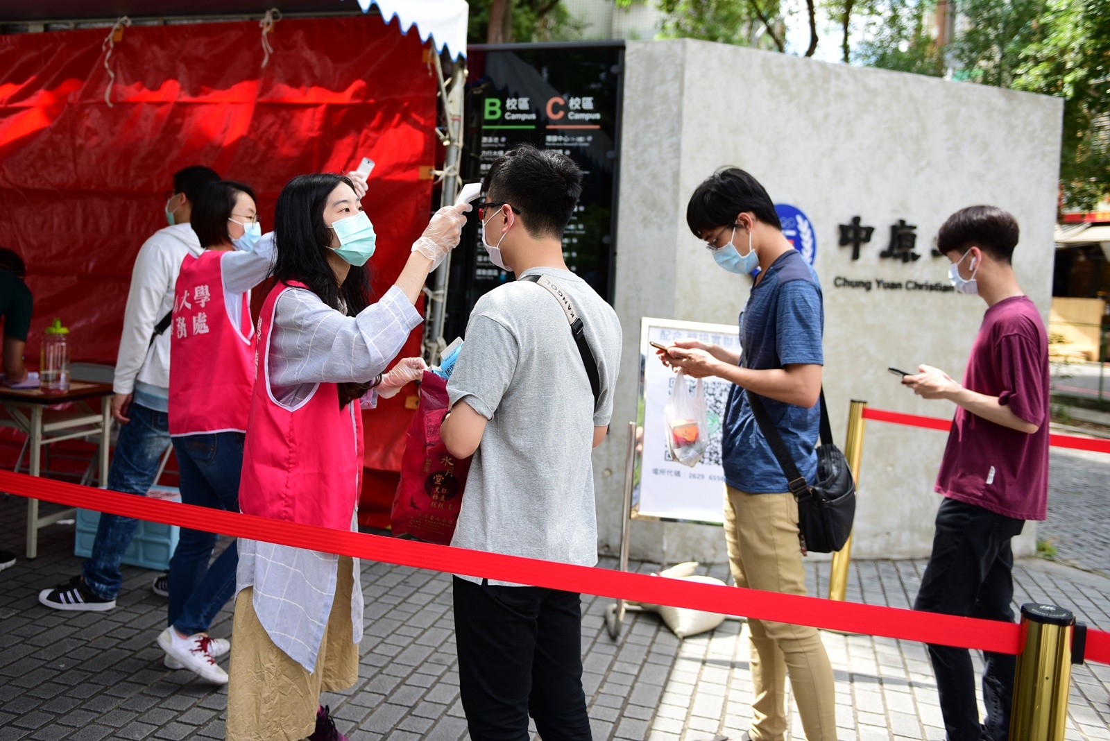 中原大學防疫應變小組表示，「防疫視同作戰」，非常時期請所有教職員工生配合相關防疫措施。