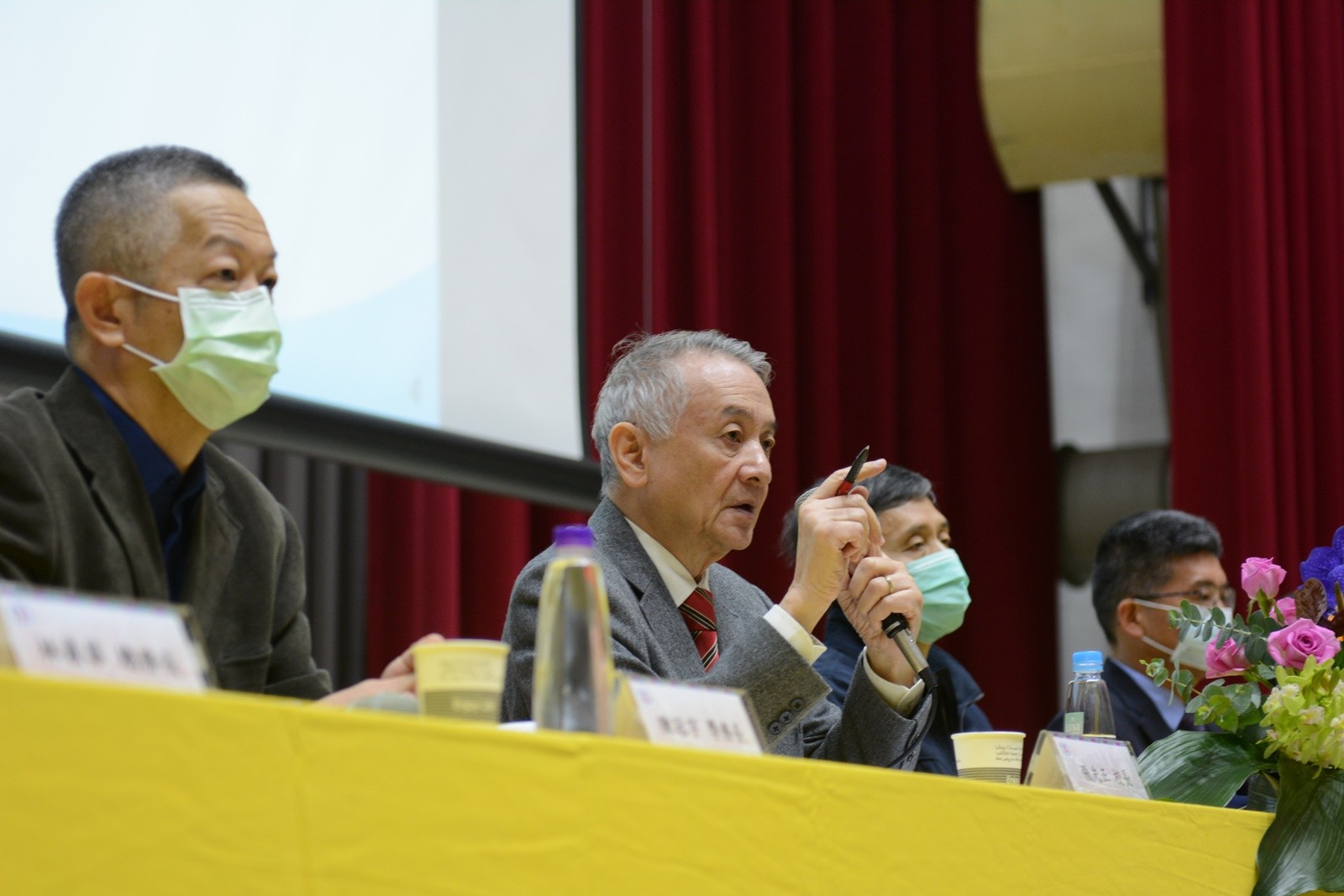 綜合座談由張光正校長、國際處李英明國際長、教務處張國華教務長、學務處陳冠宇學務長、總務處林義華總務長、秘書室吳肇銘主任秘書、軍訓室秦漢忠主任及職涯輔導中心張勝雄主任等人共同列席回覆家長提問。