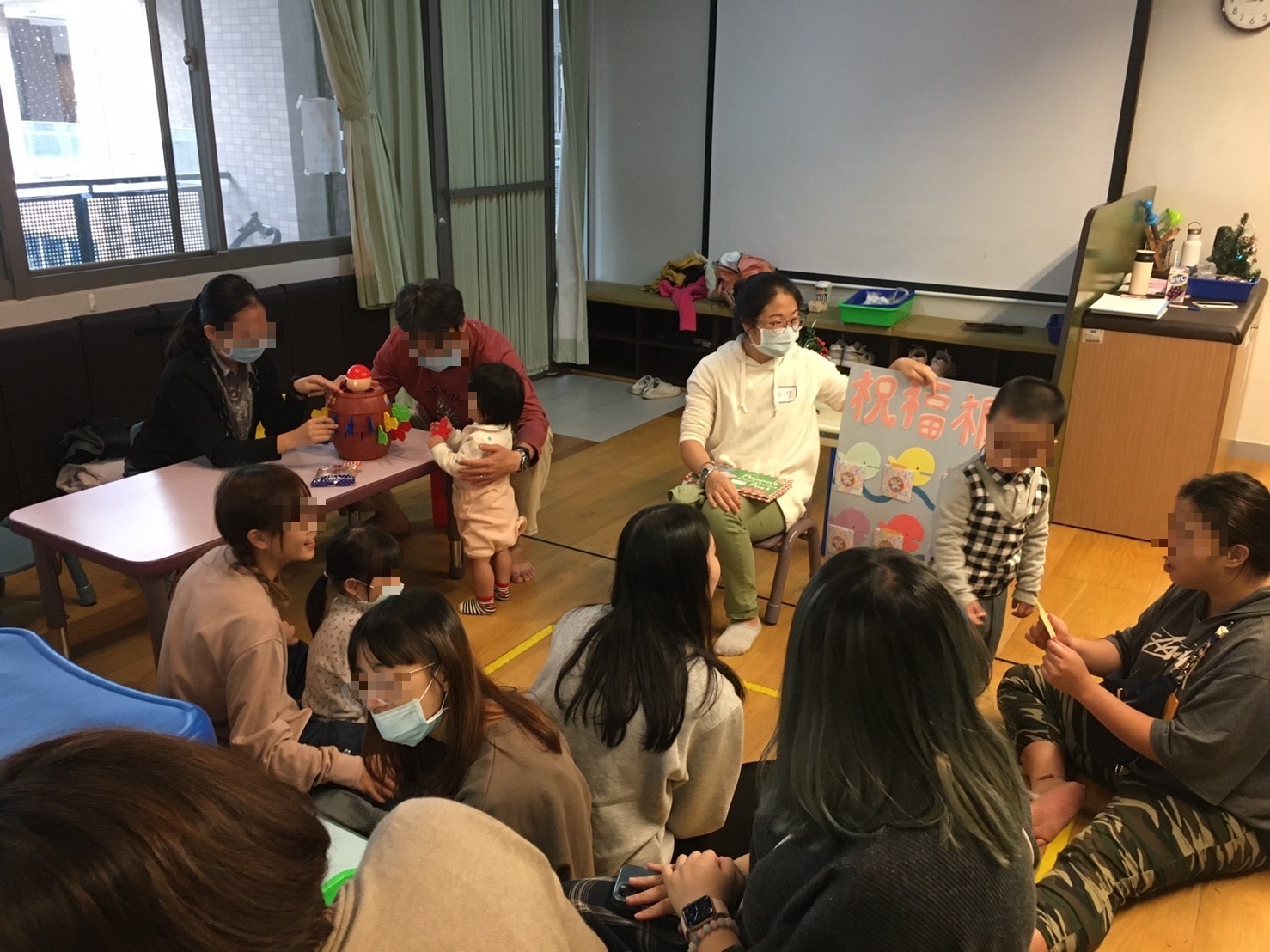 離開澎湖，黃佩櫻目前回到母校，在中原大學特殊兒童家庭支持研究中心、應外系、特教系兼職及兼課。