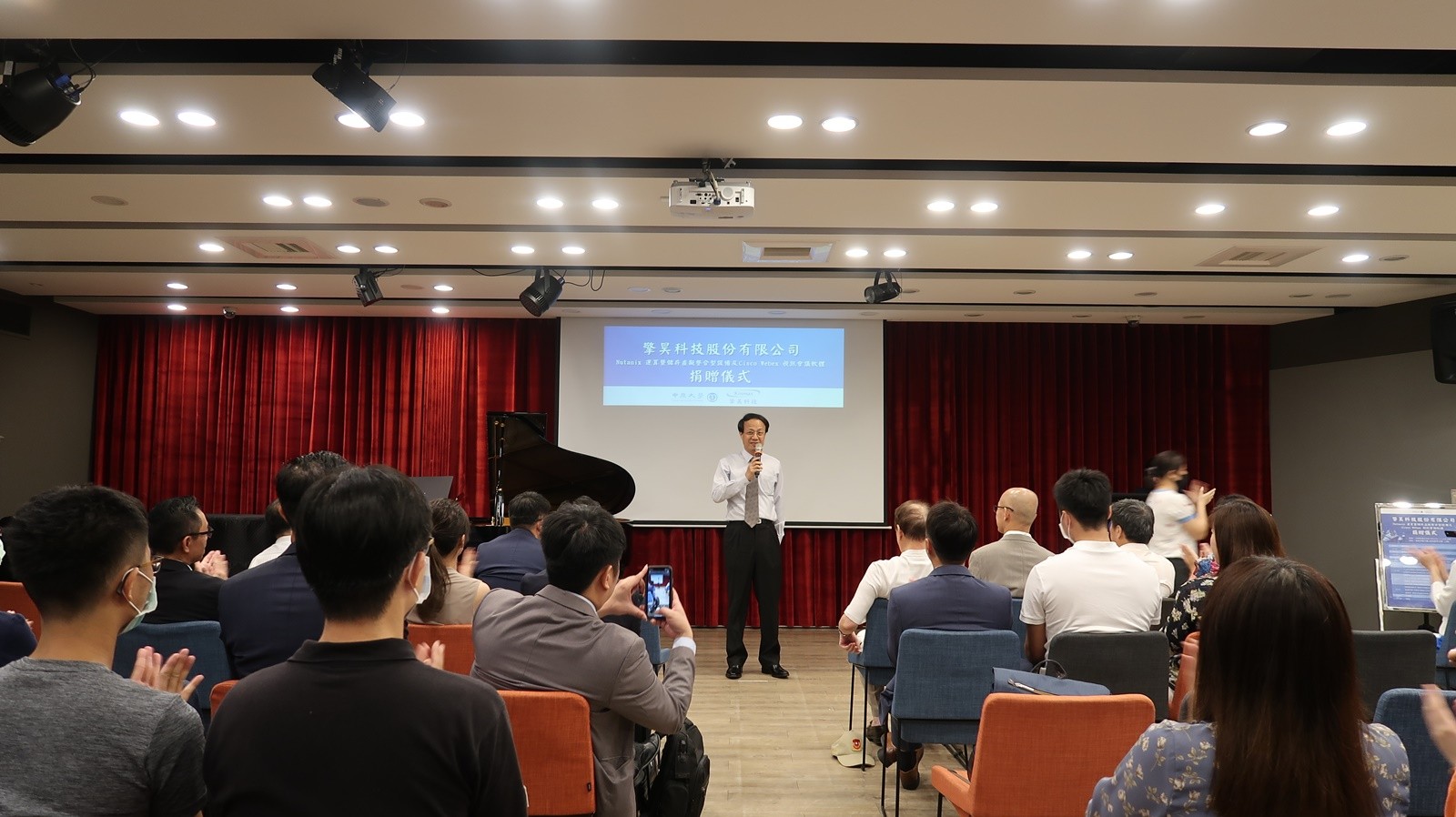 黃振宗學長表示，擎昊科技是專業系統整合服務廠商，他期望將擎昊帶往成為各界信賴的企業