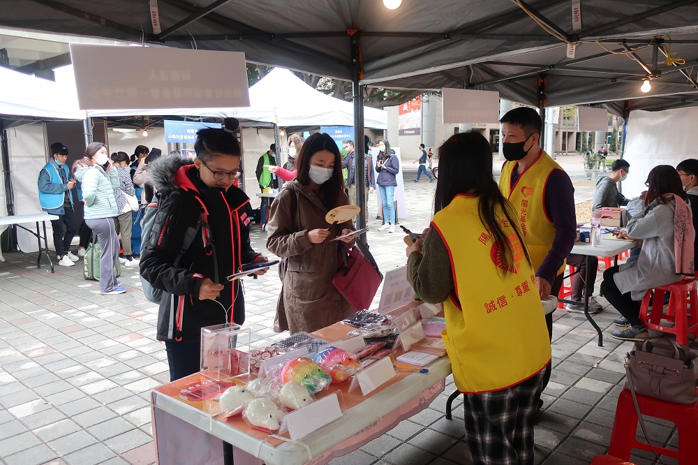 心路基金會帶來的「我沒有不一樣」VR體驗活動，讓師生以自閉症孩童的視野體驗光線刺激、放大的聲音等感官刺激