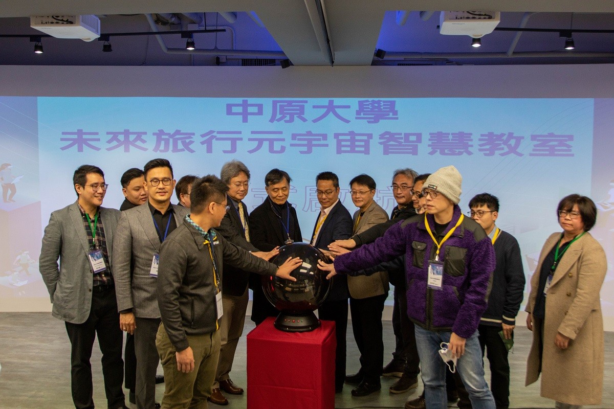 四周牆面裝置多台70吋大型顯示器，另搭配未來科技燈光設計