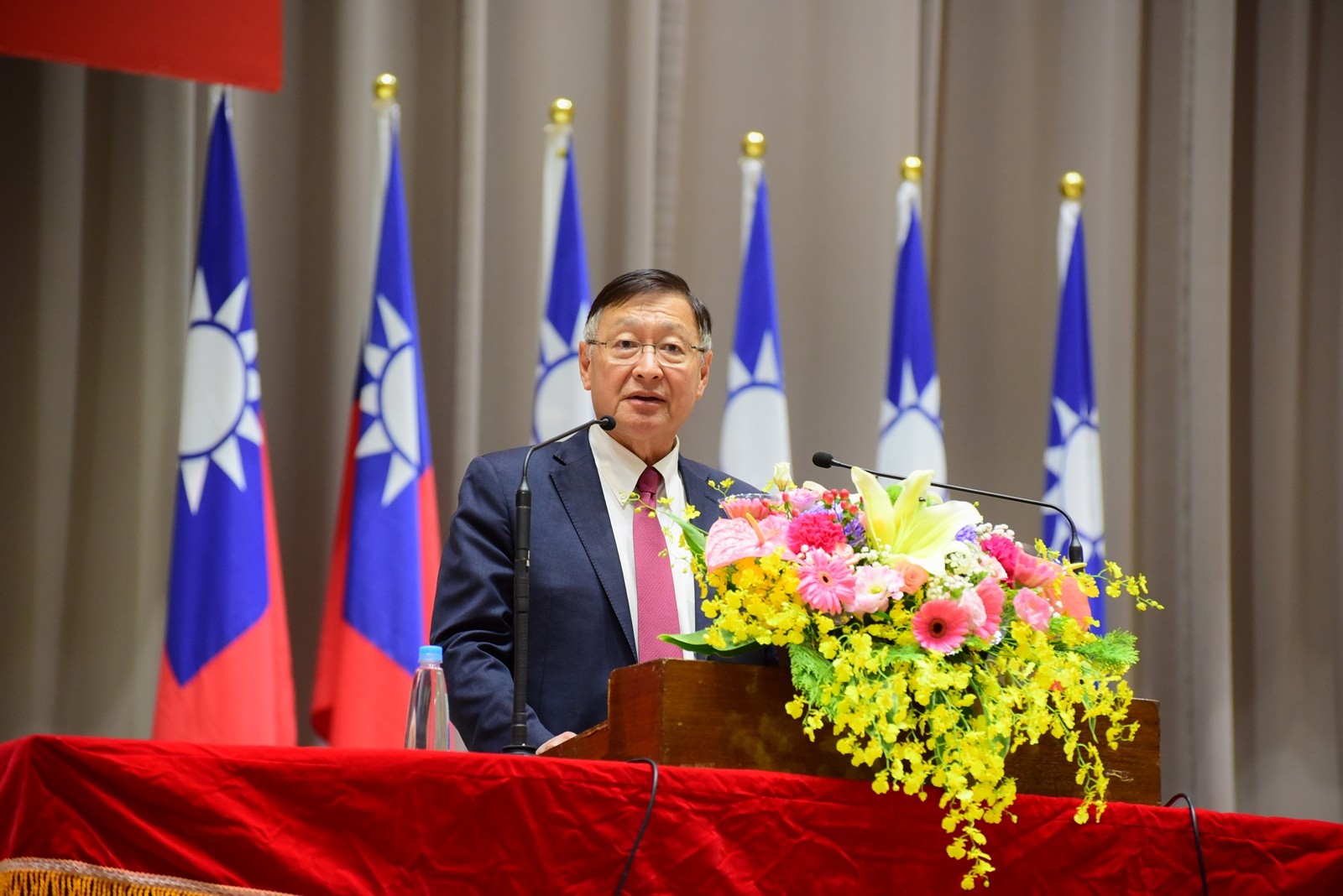 今年畢業典禮邀請到美國天普大學(Temple University)化學系講座教授戴海龍擔任主講人