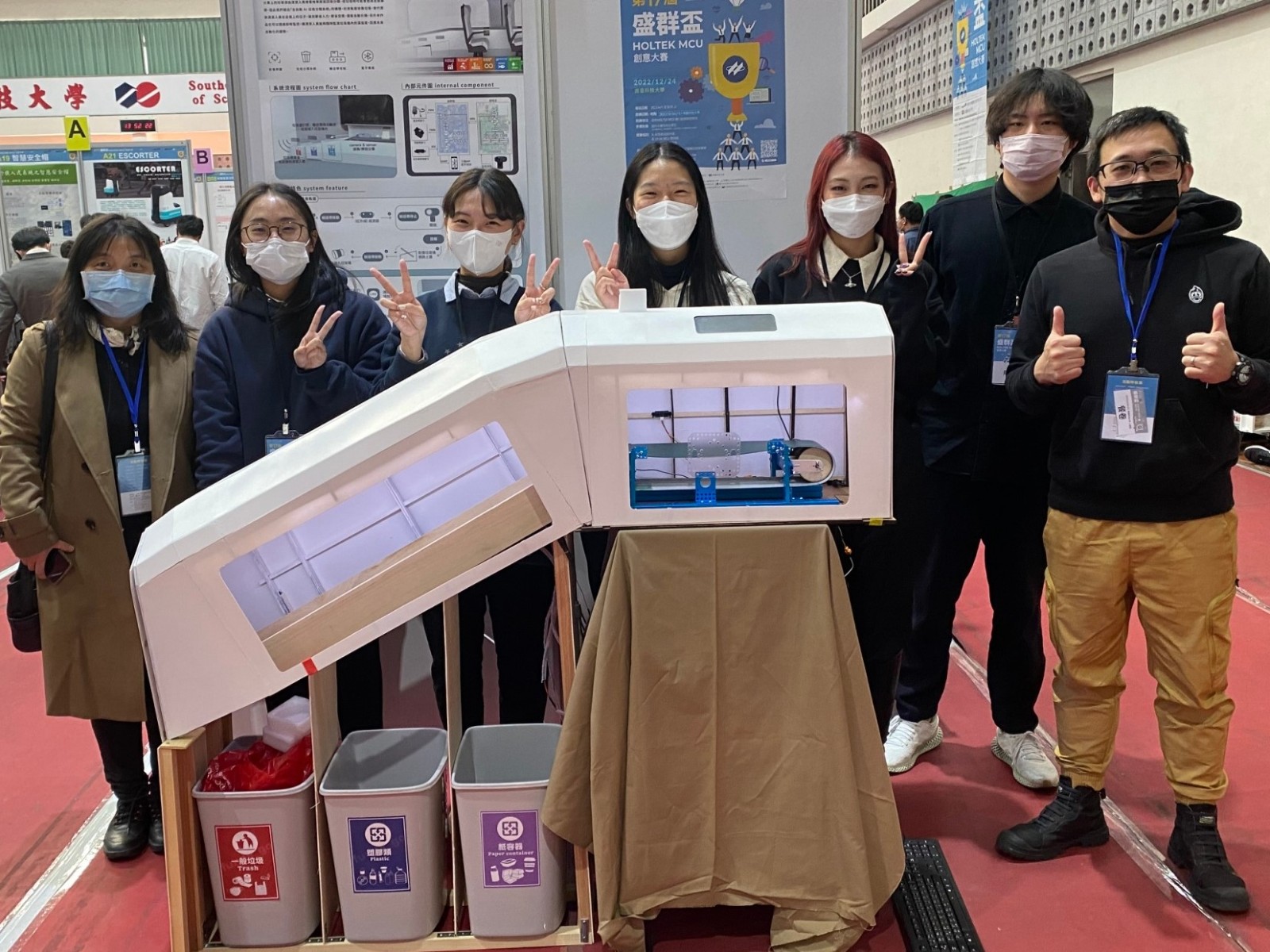 電機工程學系與商業設計學系團隊合作開發「全自動 AI 垃圾分類系統」，贏得全國微控制器應用大賽「盛群盃」金牌