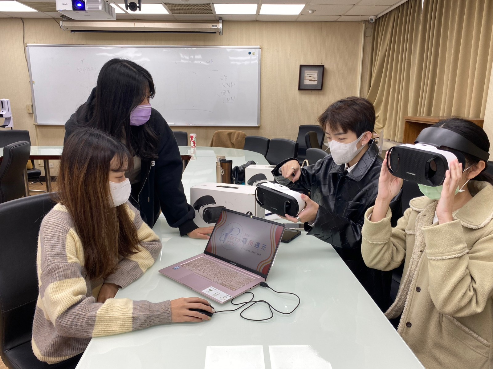 「MetaKTV唱所遇元」則以元宇宙為發想，運用機器學習及哼唱辨識等技術，搭配VR眼鏡打造沉浸式KTV環境。