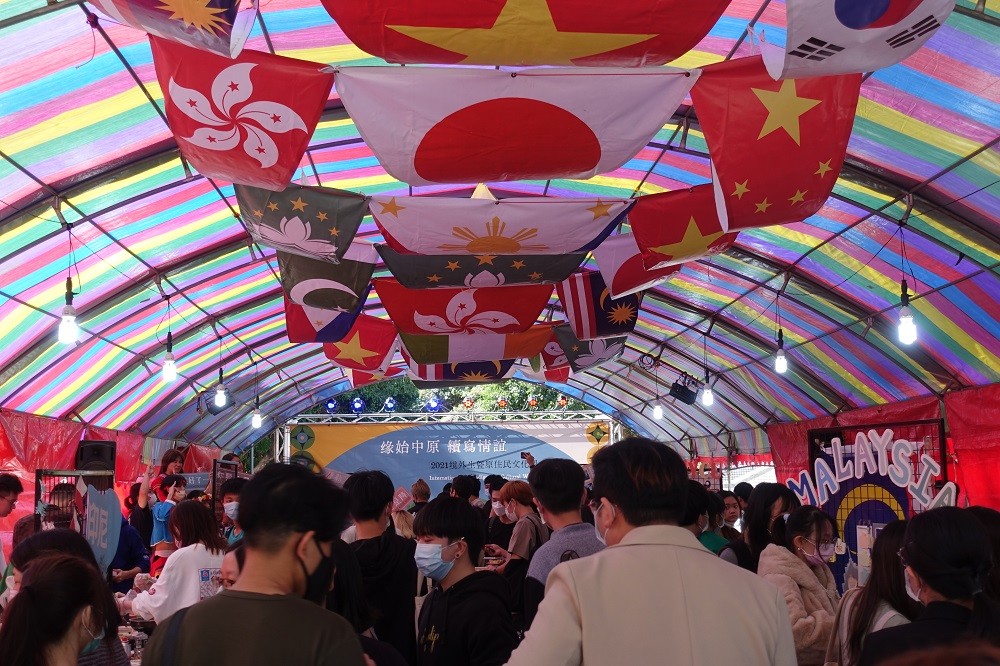 從美食、文物、傳統舞蹈表演體驗各國民族風情，展現中原大學多元文化融合的一面。